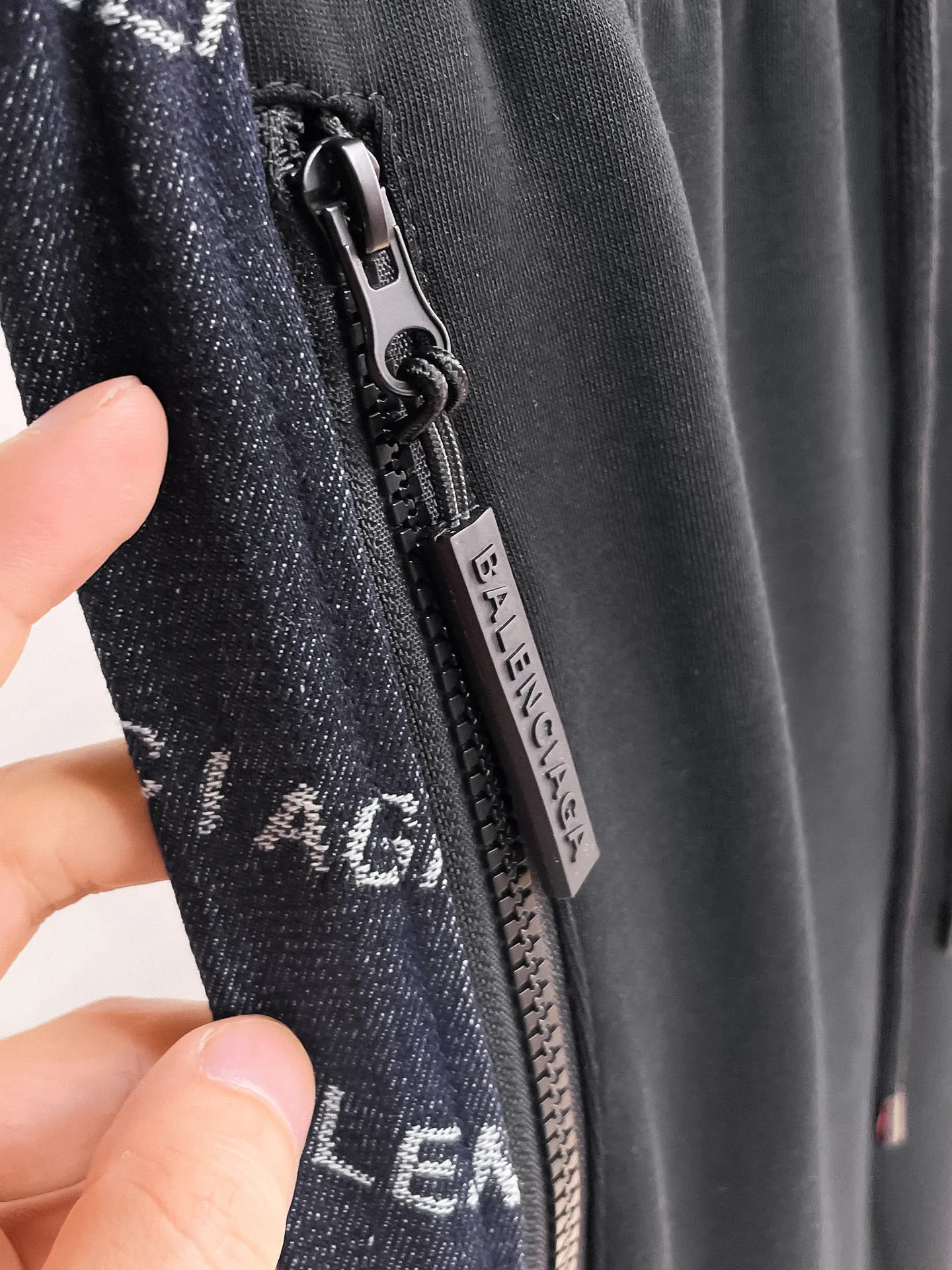 Balenciaga 🆕2026 Autumn and Winter New Arrival Casual Pants! The official website will be released simultaneously. Brand Classic LOGO casual pants, customized fabrics, excellent comfort and strong touch. Highly recognisable, perfect appearance and craftsmanship. Size:M-3XL